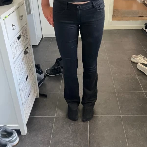 Lågmidjade jeans - Lågmidjade bootcut jeans! Sparsamt använda. De är i tall modellen, så alltså lite längre i benen! Längden är 36