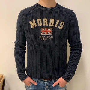 Morris sweatshirt - Stickad morris sweatshirt i storlek S texten. Ser på tröjan kan tolkas som smutsig men modellen är sån. Han  på  bilden är 170cm men den är lite stor 10/10 i skick . Hör av er via funderingar eller fler bilder 