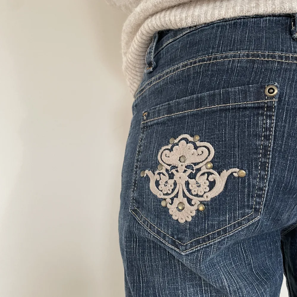 Så snygga lågmidjade bootcut jeans! Vet tyvärr varken märket eller storleken, men skulle säga att de är i storlek 36💓. Jeans & Byxor.