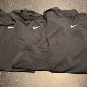 3-pack träningströjor svarta dri-fit. Jättesköna att träna i. Fint skick. (Säljer då jag har så mycket träningströjor).
