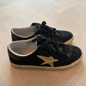 Le temps des cerises skor  - Säljer mina golfen goose liknande skor. Kommer tyvärr aldrig till användning. Endast använt ett fåtal gånger (inga defekter). Skorna är i storlek 39 🙌🙌💗🤩
