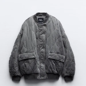 Zara jacka - Säljer nu denna fina zara jacka som är slutsålt överallt. Är i jättefint skick men rensar bland mina jackor nu