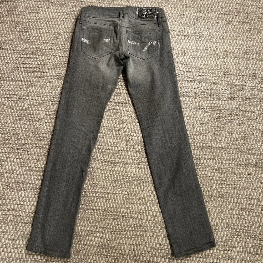 Säljer mina gråa favorit jeans från diesel. Så snygga detaljer på bakfickorna och väldigt fin grå färg. Low waisted i storlek W26L32. Fint skick!  300kr . Jeans & Byxor.