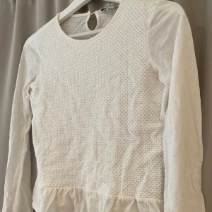 Jättefin tröja från Massimo dutti - Säljer denna supergulliga volangtröjan från Massimo dutti eftersom den tyvärr har blivit för liten för mig, ny pris är över 500kr kommer inte riktigt ihåg. Pris kan diskuteras😍