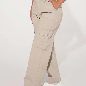 Fina cargo jeans  - Fina cargo jeans i bra skick. Bara testad inte använd. Säljer pga att de inte passa bra på mig. 