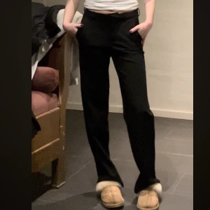 Superfina kostymbyxor från veromoda - Jättefina kostymbyxor från veromoda 💕 i väldigt bra skick! Nypris 399kr, mitt pris 180kr 🫶🏼 Passa på att fynda! 