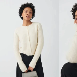 Stickad kofta  - Helt oanvänd vit ny kofta från Gina Tricot. Jag tog bort lapparna och kunde därför inte lämna tillbaka den. Så den är helt ny och aldrig använd!🫶🏼 skriv om ni har några frågor, postar så snabbt som möjligt. 🙂 köpt för 400kr men säljer för 300kr. 