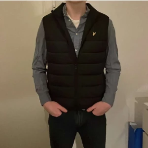 Lyle&scott väst - Hej, jag säljer min killes lyle&scott väst, den är helt oanvänd, lappen sitter kvar. Han är 182 cm och storleken är M.