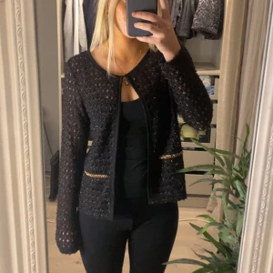Kofta - Super söt glittrig kofta. Den är svart glittrig med två guld detaljer på fickorna. Koftan är i strl 40/42 men passar mig som brukar ha s/m🥰