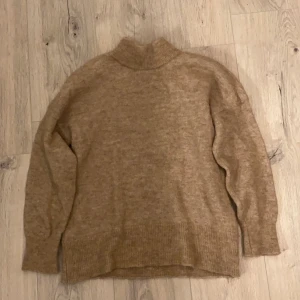 Beige stickad tröja - Beige stickad tröja ifrån Cubus. Super fint skick och inte nopprig alls. Den är i storlek S🥰