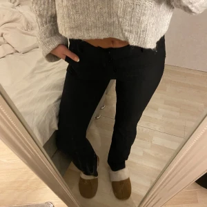 Kostymbyxor  - Kostymbyxor från Bikbok som är midrise, säljer för att det tyvärr sitter lite för tajt på mig ❤️