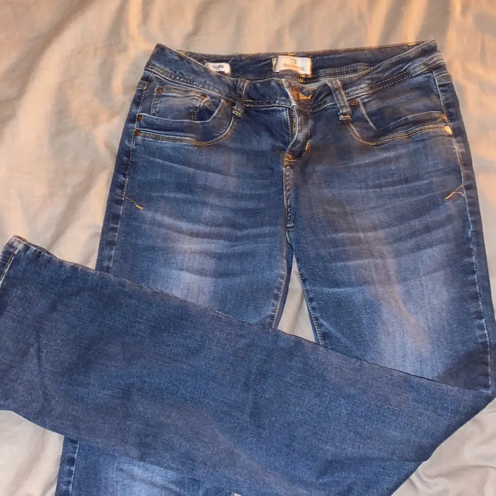 Ett par superfina Ltb valerie jeans i färgen Blue addicted. De är i bra skick och jag säljer de eftersom att de är lite för stora 💘. Jeans & Byxor.