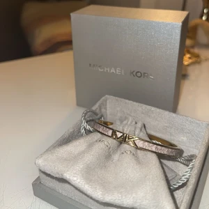 Michael Kors armband  - Michael kors armband, denna är använd många gånger, köpt för 1200 men säljer för billigt❤️