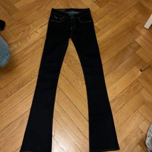 Säljer dessa jeans som är både för långe och för små för mig. Midjemått 36 rätt över. 💕