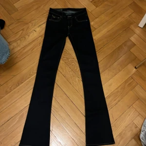 Lågmidjade jeans  - Säljer dessa jeans som är både för långe och för små för mig. Midjemått 36 rätt över. 💕