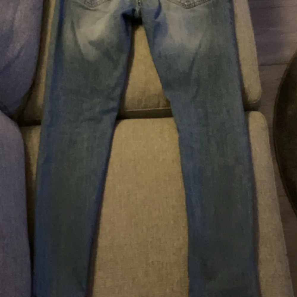 Ett halvår gamla slim jeans i ljusblå. Orginalpris 1500. Inga defekter och ej särskilt använda. . Jeans & Byxor.
