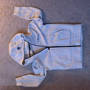 En vit seal racing tröja i storlek 160