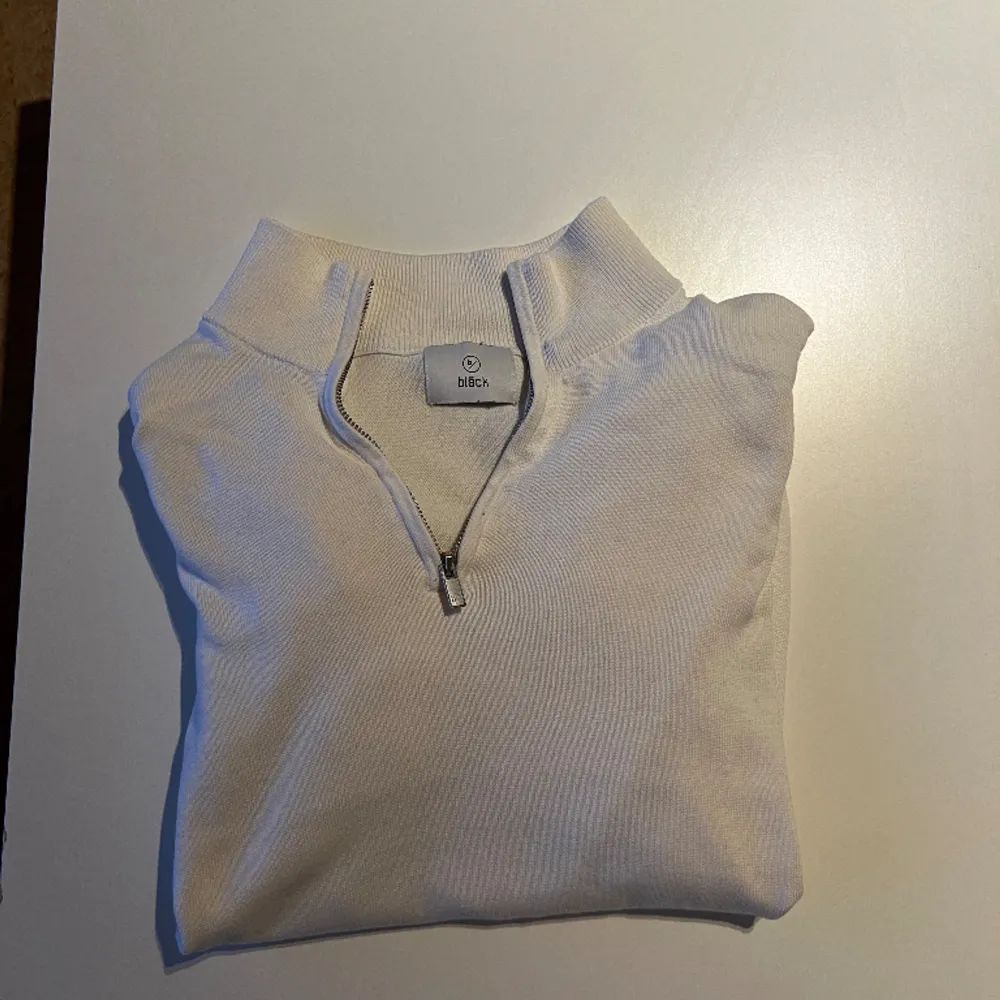 Zip tröja köpt från MQ och märket bläck, helt ny och inga fläckar använd 3 gånger . Hoodies.