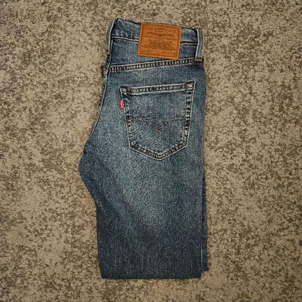 Jag säljer nu mina nästintill oanvända Levis jeans eftersom att dem inte längre passar mig. De är använda max två gånger.  Fraktar inom 24h📦 Storlek W28 L30 Priset är fast då kvalitén är perfekt! Skick 10/10. Jeans & Byxor.