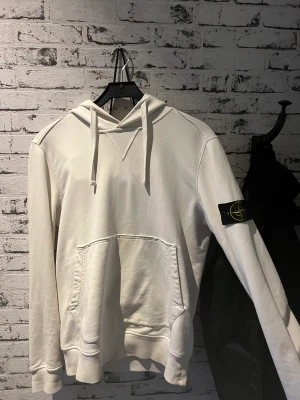 Stone island hoodie  - Säljer denna stone island hoodie och den är i storlek m. Nypris 3499kr  men säljer för 800 plus frakt  Den har en liten fläck men går nog att få bort men den är i bra skick😊