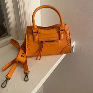 Väska - Säljer denna super fina väskan från Gina💕den är i super duper bara skick 💕 såååå snygg till våren