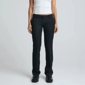 Bikbok kostymbyxor  - Säljer mina lågmidjade kostymbyxor från bikbok med slitits. Dem är små i storlekarna så har 40 på dessa men i vanliga fall har jag storlek 36. Dem är slut på hemsidan. Som nya😊ny pris 500kr