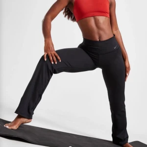 Raka yogapants Nike - Jättefina träningsbyxor från Nike, raka i benen🤍 Liten ficka i ”ryggen”, perfekt för att ha mobil elr nycklar i när man tränar. Små i storleken och uppsydda så ganska korta, för små för mig som är 162 och har xs/s❤️