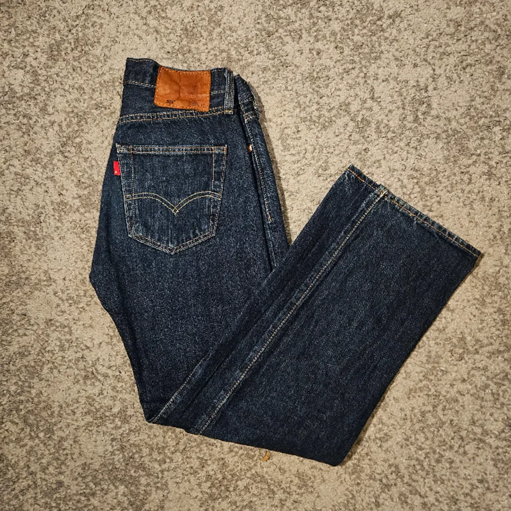 Säljer nu mitt andra par mörkblåa Levis jeans utav den anledningen att de är för små. Använda få gånger och inga tecken på slitage. Perfekt passform.  Fraktar inom 24h📦 Storlek W28 L30 Skick 9,5/10 Vid minsta fråga kontakta mig😀🙌 Ny pris 1099:-. Jeans & Byxor.
