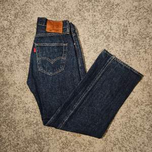 Säljer nu mitt andra par mörkblåa Levis jeans utav den anledningen att de är för små. Använda få gånger och inga tecken på slitage. Perfekt passform.  Fraktar inom 24h📦 Storlek W28 L30 Skick 9,5/10 Vid minsta fråga kontakta mig😀🙌 Ny pris 1099:-