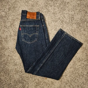 Levis jeans 501  - Säljer nu mitt andra par mörkblåa Levis jeans utav den anledningen att de är för små. Använda få gånger och inga tecken på slitage. Perfekt passform.  Fraktar inom 24h📦 Storlek W28 L30 Skick 9,5/10 Vid minsta fråga kontakta mig😀🙌 Ny pris 1099:-