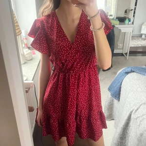 Röd somrig klänning  - Mega söt vinröd klänning💘 jätte snygg att ha på sommaren! Bandet går att ta av💓