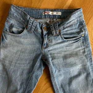 Utsvängda lågmidjade jeans - Ljusblåa jeans, skiiit snygga. Skulle anta att storleken är 26/33