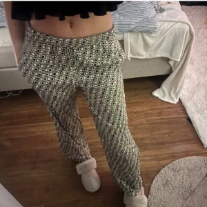 Satinbyxor - Säljer dessa mönstrade satinbyxor som jag köpte av en annan tjej här på Plick men som tyvärr inte riktigt passade mig!💓 (Bild från förra ägaren)