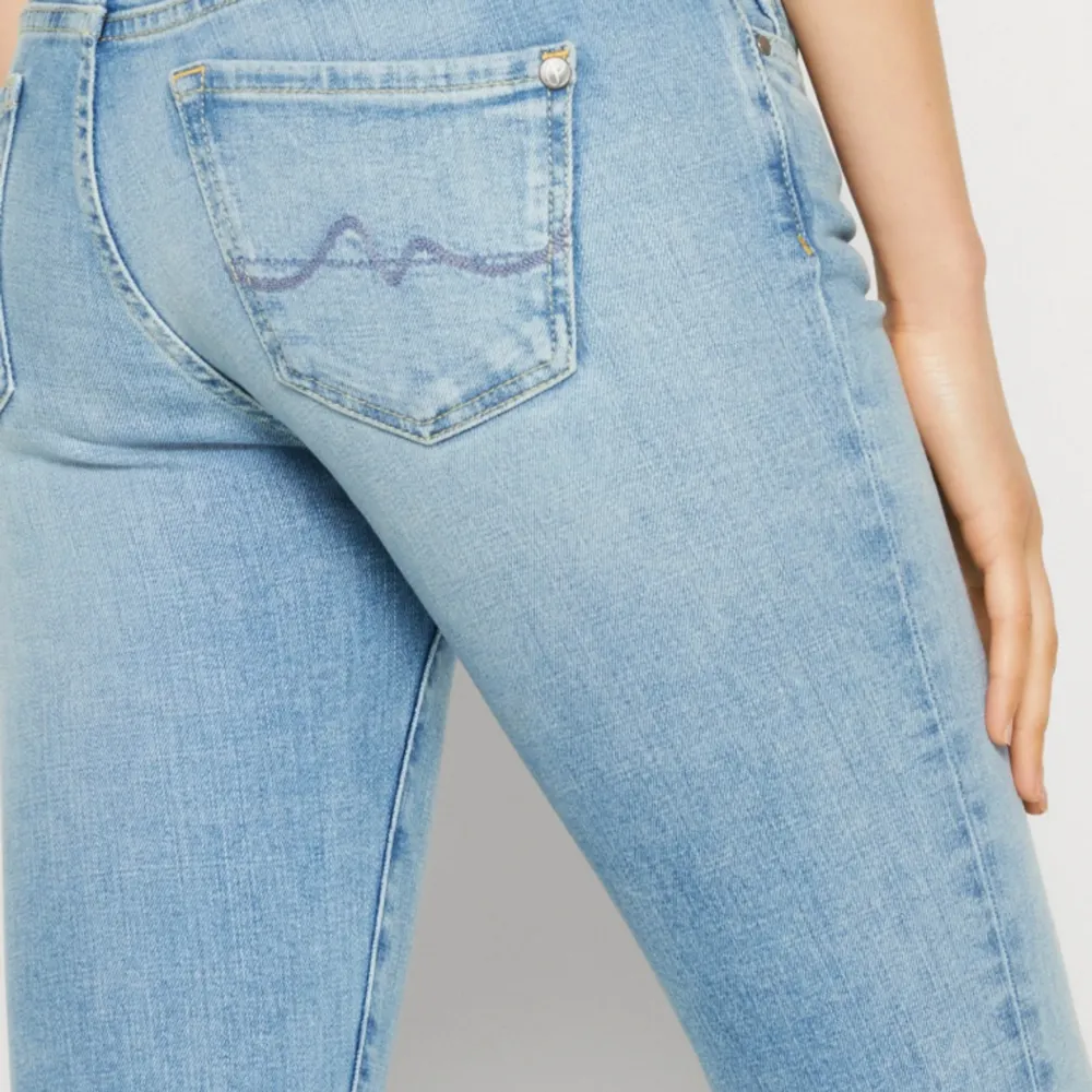 Säljer dessa low waist jeans från pepe jeans. Dom är vädligt trendiga och bekväma. Har klippt dom ner till för en bredare bootcut. Det är bara att fråga om bild . Jeans & Byxor.