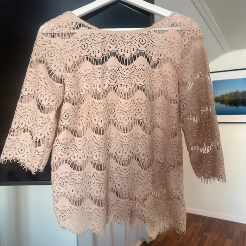 Säljer nu denna supersöta rosa spetstoppen/koftan från zara då den inte kommer till användning. Funkar perfekt till skola, fest middagar osv! Tryck gärna köp nu eller kontakta mig för mer info💕. Puserot.