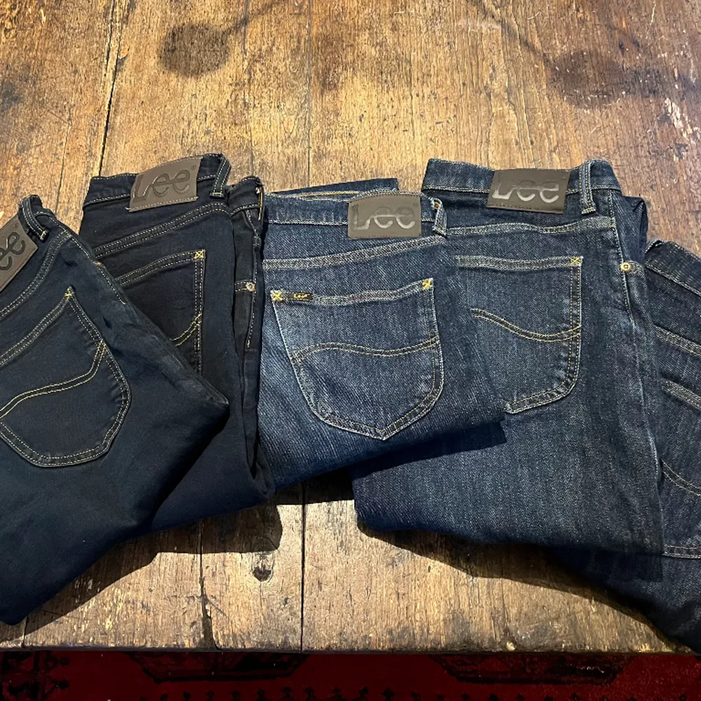 5st Lee jeans i modellen ”Brooklyn straight” 2st mörkblå samt 3st mörkt blåmelerade i gott skick  Alla för 900 Styck pris 200. Jeans & Byxor.