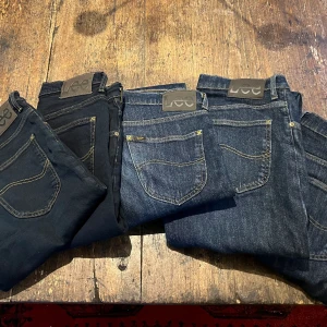 Lee jeans - 5st Lee jeans i modellen ”Brooklyn straight” 2st mörkblå samt 3st mörkt blåmelerade i gott skick  Alla för 900 Styck pris 200