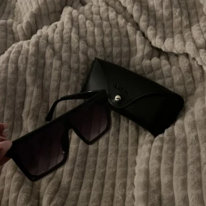 Solglasögon  - Svarta solglasögon från shein. Små repor på glaset men annars bra skick! 💗