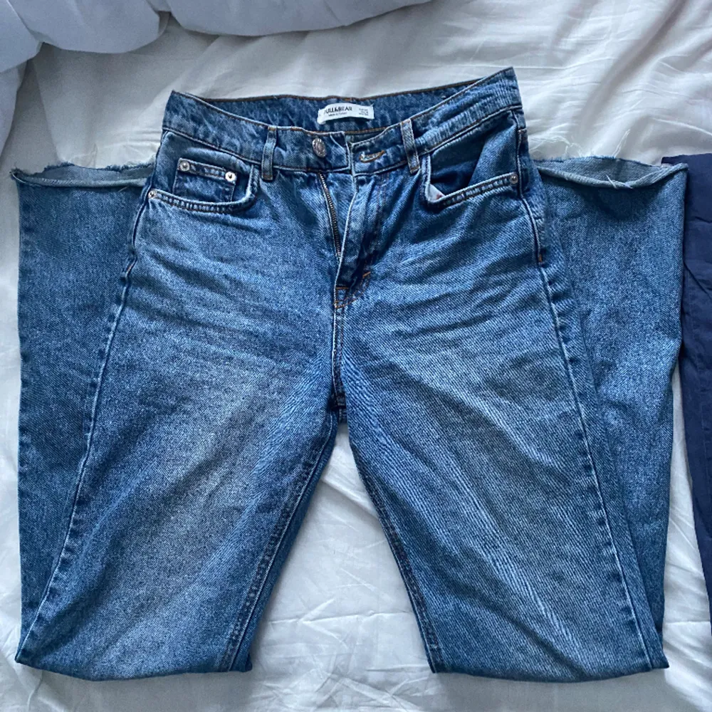 Snygga blå jeans från Pull&Bear💋säljer pga att dom inte kommer till användning. Dom är straight i benen😍 Tryck gärna på köp nu med tveka inte att skriva om du har några funderingar⭐️. Jeans & Byxor.