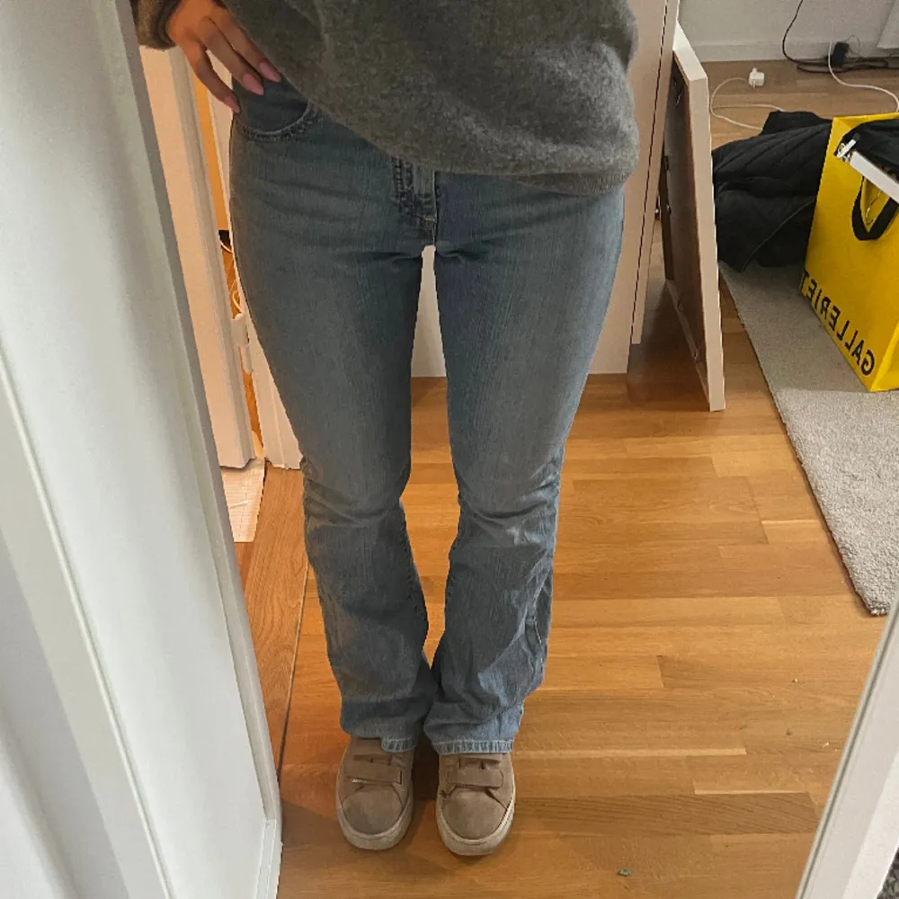 Bootcut jeans från Levis. Hittar ingen storlek på jeansen, men jag brukar vanligtvis ha storlek 36 i byxor.😊. Jeans & Byxor.