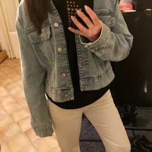 Jeansjacka  - Super gullig jeansjacka! Är i storlek L men ser mindre ut. Köpt på Gina tricot med original pris 400 kr. Helt oanvänd med lappen kvar.