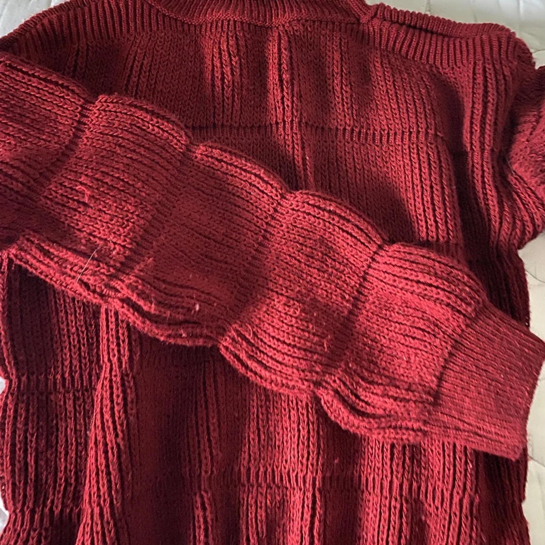 En vinröd stickadtröja