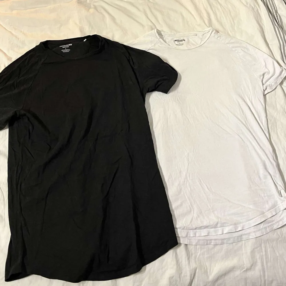 3 stycken t-shirts. 2 svarta en 1 vit. Styck pris 80kr men alla 3 för 180kr. Köparen står för frakten.. T-shirts.