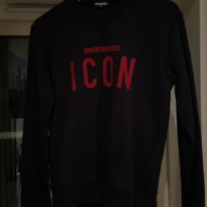 Dsquared2 crewneck - Daquared2 crewneck marinblå Strl 14år (164-170cm) Köpt på dsquared2 hemsida Nypris 1500 Använd fåtal gånger  Pris diskuterbart vid snabb affär