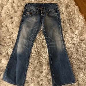 Lågmidjade jeans - Låga jeans som tyvärr va för små på mig, skulle säga attd e passar 32 eller en liten 34. Midjan är cirka 37cm tvärs över och innerben 70cm så de passar någon som är kort. 💞