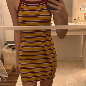 Randig klänning - Haft denna klänning i flera år, så den är använd många gånger men i bra skick!! Söt sommar klänning