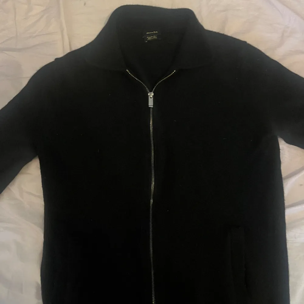En svart Massimo dutti tröja som är utan någon defekt och har endast används några gånger. Den är i storlek M men passar även storlekar runt S.. Tröjor & Koftor.
