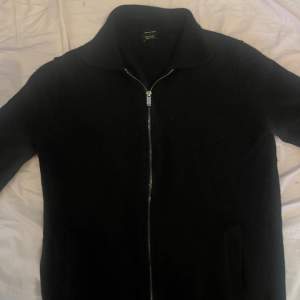 En svart Massimo dutti tröja som är utan någon defekt och har endast används några gånger. Den är i storlek M men passar även storlekar runt S.