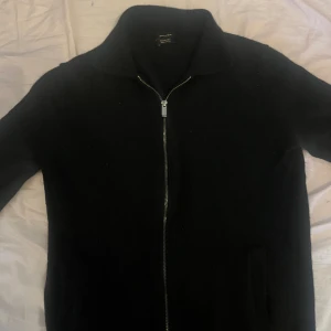 Massimo dutti zip tröja  - En svart Massimo dutti tröja som är utan någon defekt och har endast används några gånger. Den är i storlek M men passar även storlekar runt S.
