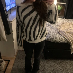 Stickad tröja - Jätte fin stickad tröja med zebra mönster❤️‍🔥